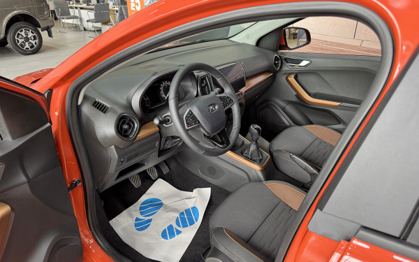
            Продажи есть, машин — нет. Как мы пытались купить новую Lada Iskrа
        