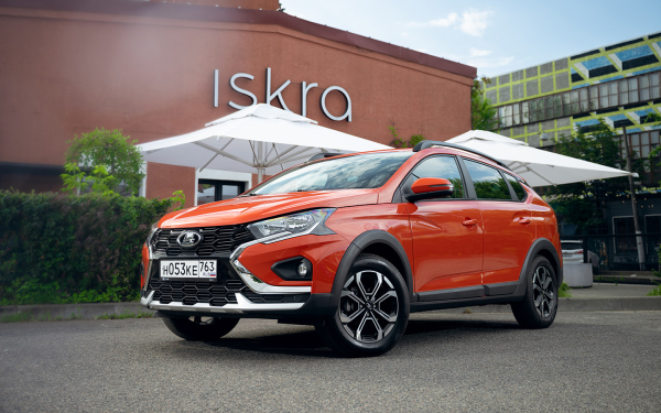 
            Продажи есть, машин — нет. Как мы пытались купить новую Lada Iskrа
        