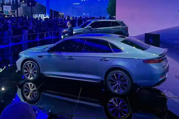 Рестайлинговый вариант седана Geely Preface стал мощнее и обзавелся автоматом