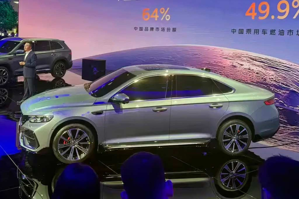 Рестайлинговый вариант седана Geely Preface стал мощнее и обзавелся автоматом