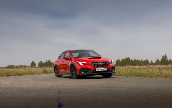 
            Осколок битого стекла. Холодный драйв-тест «горячего» Subaru WRX
        