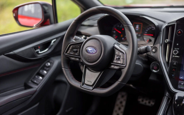 
            Осколок битого стекла. Холодный драйв-тест «горячего» Subaru WRX
        