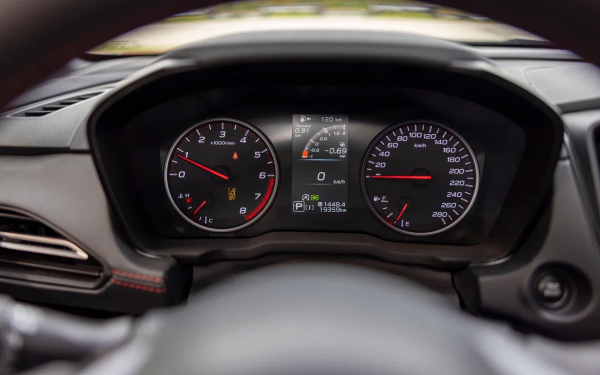 
            Осколок битого стекла. Холодный драйв-тест «горячего» Subaru WRX
        