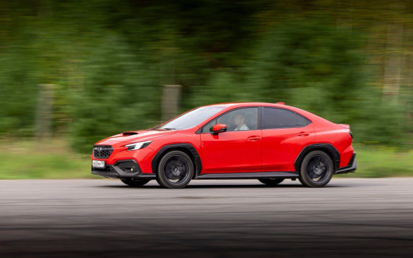
            Осколок битого стекла. Холодный драйв-тест «горячего» Subaru WRX
        