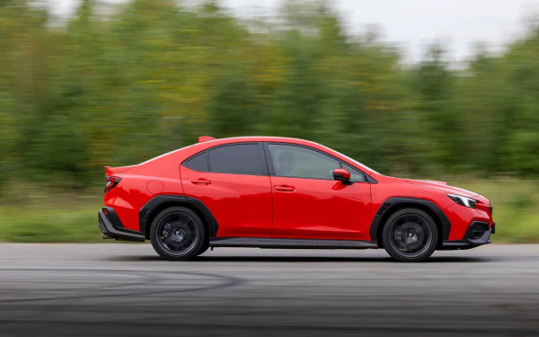 
            Осколок битого стекла. Холодный драйв-тест «горячего» Subaru WRX
        