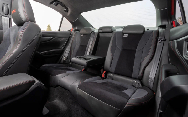 
            Осколок битого стекла. Холодный драйв-тест «горячего» Subaru WRX
        