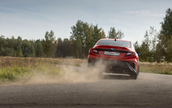 
            Осколок битого стекла. Холодный драйв-тест «горячего» Subaru WRX
        